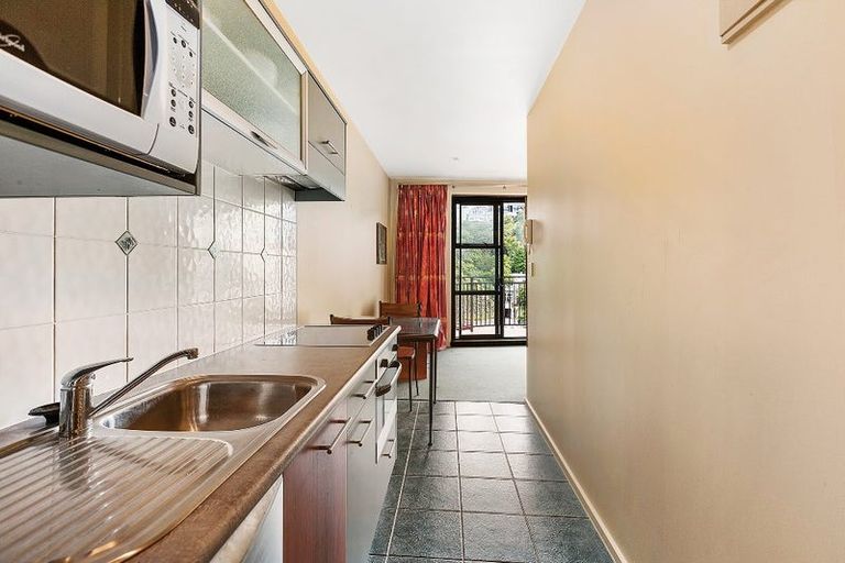 Photo of property in Atrium Towers, 6q/154 The Terrace, Wellington Central, Wellington, 6011