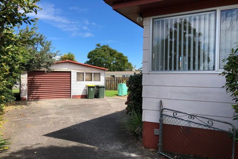 Photo of property in 30 Darren Crescent, Half Moon Bay, Auckland, 2012