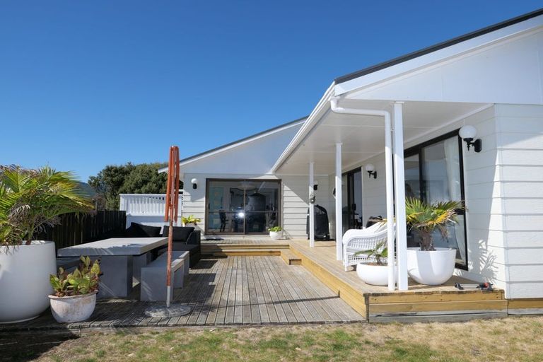 Photo of property in 27 Titoki Road, Waikanae Beach, Waikanae, 5036