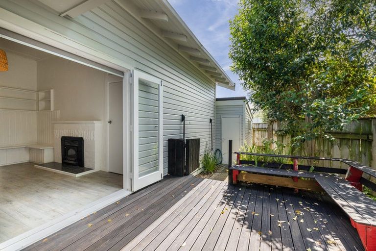 Photo of property in 16 Hammond Road, Taradale, Napier, 4112