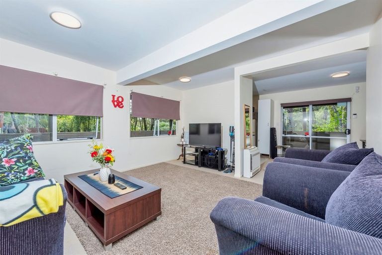 Photo of property in 16 Lagoon Way, West Harbour, Auckland, 0618