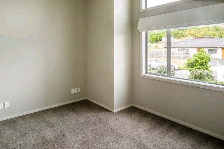 Photo of property in 5 Fiordland Place, Aotea, Porirua, 5024
