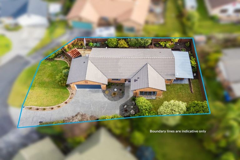 Photo of property in 15 Graven Court, Henderson, Auckland, 0612