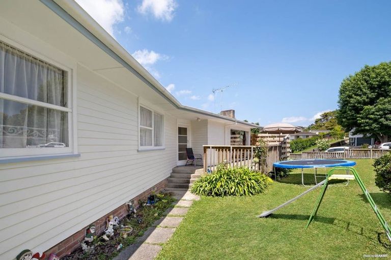 Photo of property in 14 Aplin Place, Birkdale, Auckland, 0626