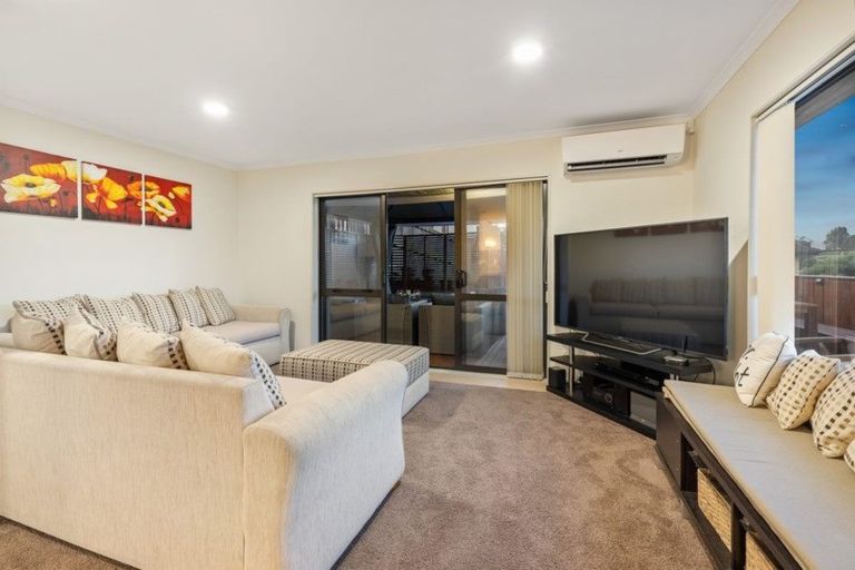 Photo of property in 121 Keri Vista Rise, Papakura, 2110