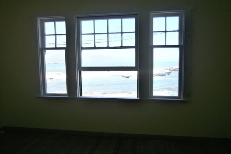 Photo of property in 412 Queens Drive, Lyall Bay, Wellington, 6022
