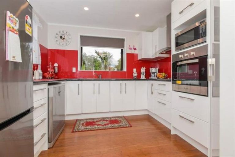 Photo of property in 3 Tamaki Bay Drive, Pakuranga, Auckland, 2010