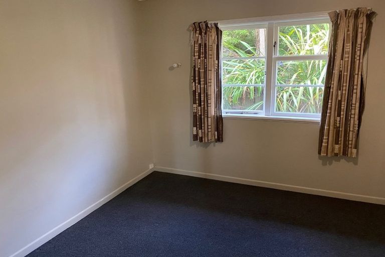 Photo of property in 3 Salford Street, Newlands, Wellington, 6037
