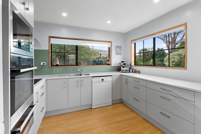 Photo of property in 11 Fleetwood Grove, Waikanae, 5036