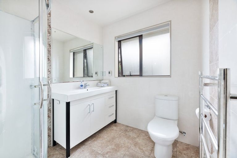 Photo of property in 112 Lake Panorama Drive, Henderson Valley, Auckland, 0612