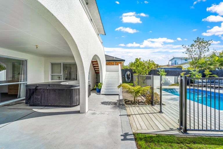 Photo of property in 2 Hardley Avenue, Tindalls Beach, Whangaparaoa, 0930