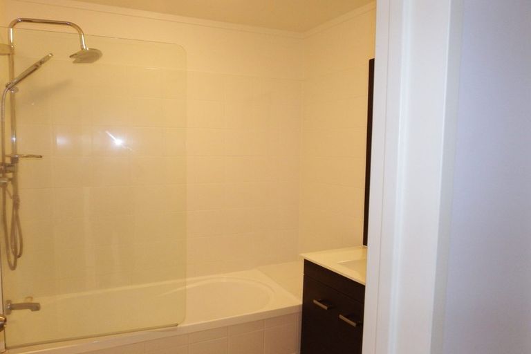 Photo of property in The Haven, 15/120 Beach Haven Road, Beach Haven, Auckland, 0626