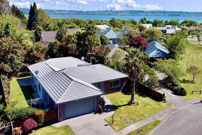 Photo of property in 16 Capricorn Place, Kawaha Point, Rotorua, 3010