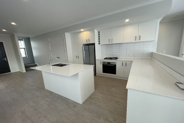 Photo of property in 18 Koreke Close, Kenepuru, Porirua, 5022