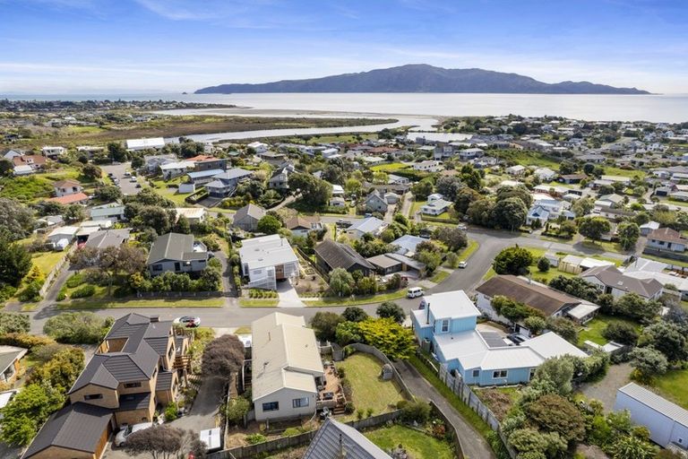 Photo of property in 15 Pine Ridge Terrace, Waikanae Beach, Waikanae, 5036