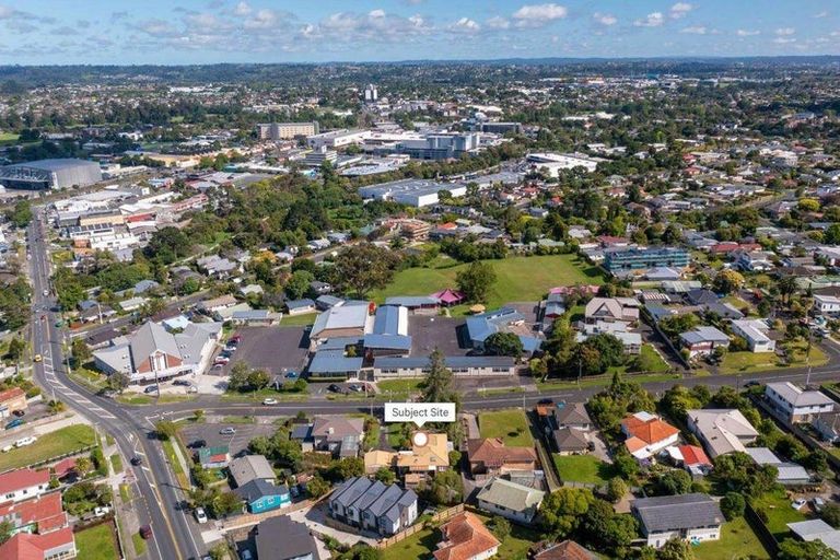 Photo of property in 3 Lavelle Road, Henderson, Auckland, 0612