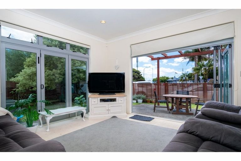 Photo of property in 11l Clearwater Cove, West Harbour, Auckland, 0618