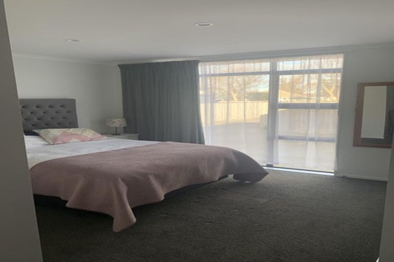 Photo of property in 48 Exeter Crescent, Takaro, Palmerston North, 4412