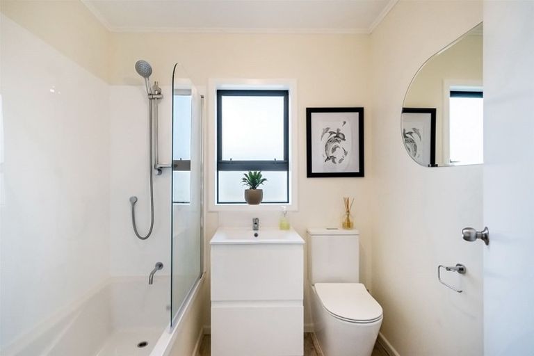 Photo of property in 2/539 Glenfield Road, Glenfield, Auckland, 0629