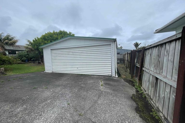 Photo of property in 17 Highland Park Drive, Highland Park, Auckland, 2010