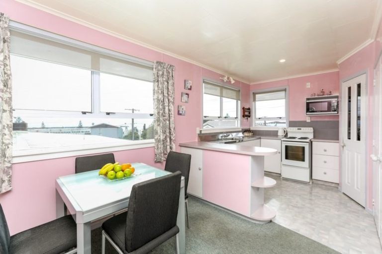 Photo of property in 37b Breakwater Road, Moturoa, New Plymouth, 4310