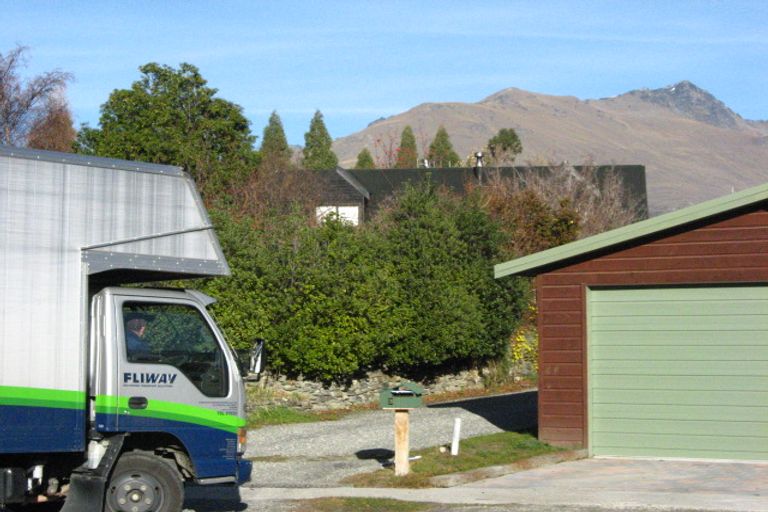 Photo of property in 3 Sequoia Place, Kelvin Heights, Queenstown, 9300
