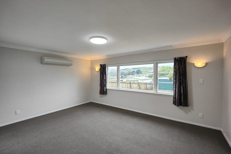 Photo of property in 9 Kereru Bend, Tawa, Wellington, 5028