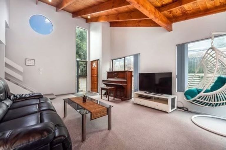 Photo of property in 1/6 Glucina Avenue, West Harbour, Auckland, 0618