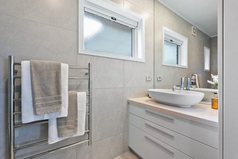 Photo of property in 1/28a Ravenwood Drive, Forrest Hill, Auckland, 0620