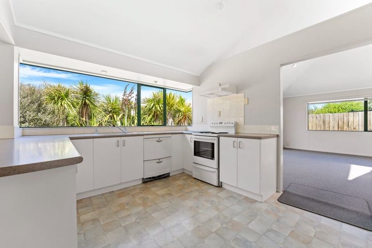 Photo of property in 2/52 Donald Street, Stanmore Bay, Whangaparaoa, 0932