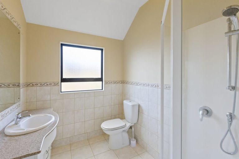 Photo of property in 24 Beach Road, Te Atatu Peninsula, Auckland, 0610