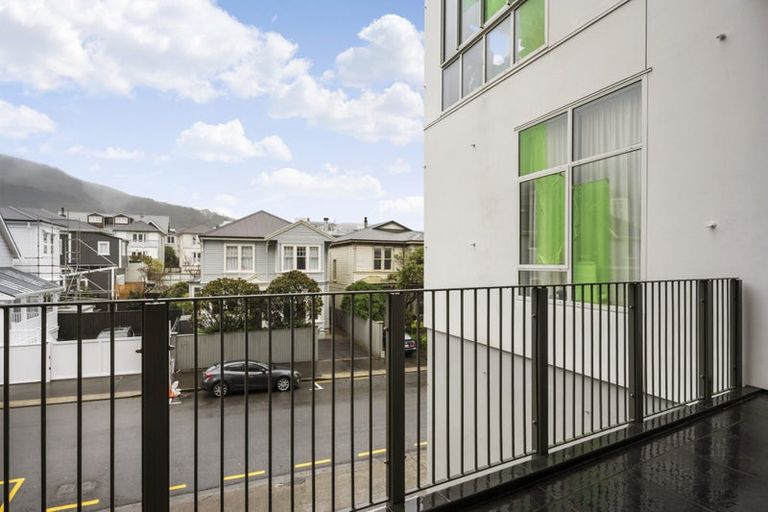 Photo of property in Stadium Garden Flats, 102/107 Thorndon Quay, Pipitea, Wellington, 6011