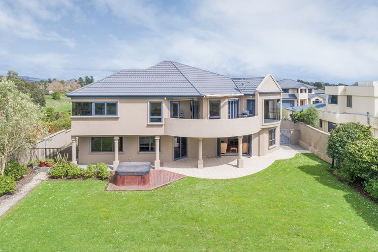 Photo of property in 33 Ruapehu Drive, Fitzherbert, Palmerston North, 4410