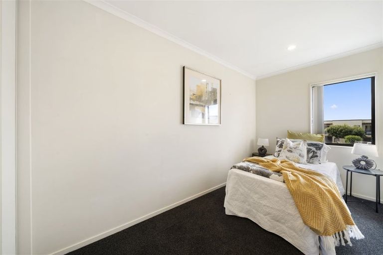 Photo of property in 4/15 Harbour View Road, Te Atatu Peninsula, Auckland, 0610
