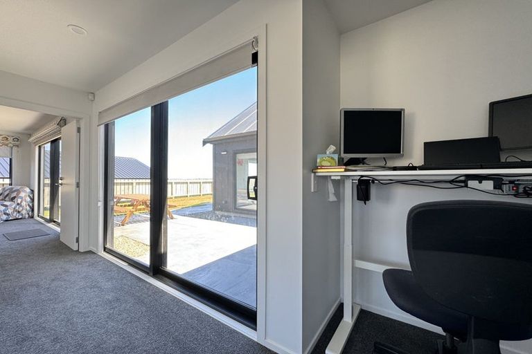 Photo of property in 16 Lemonwood Way, Woodridge, Wellington, 6037