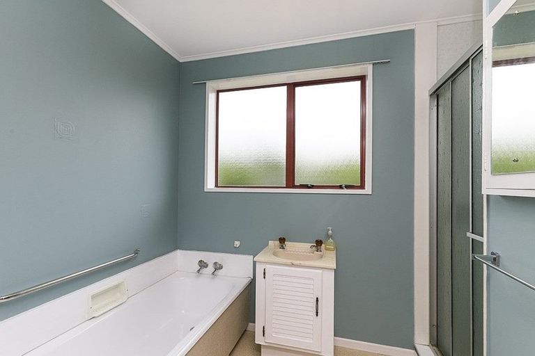 Photo of property in 4 Bloomsbury Grove, Newlands, Wellington, 6037