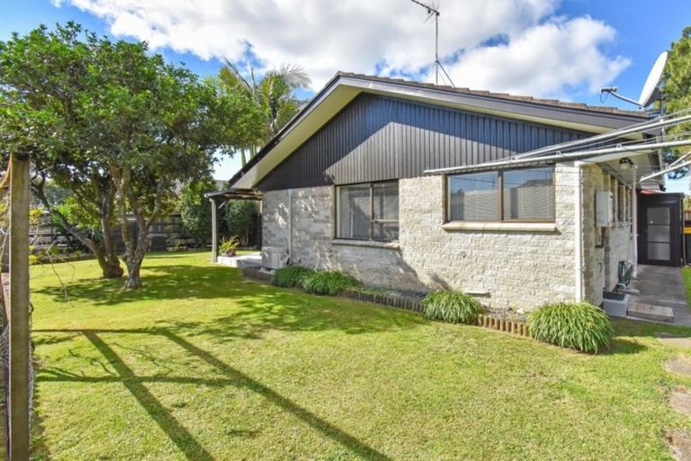 Photo of property in 2/11 Beaumaris Way, Conifer Grove, Takanini, 2112