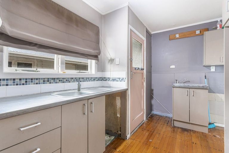 Photo of property in 15 Paton Avenue, Te Atatu South, Auckland, 0610