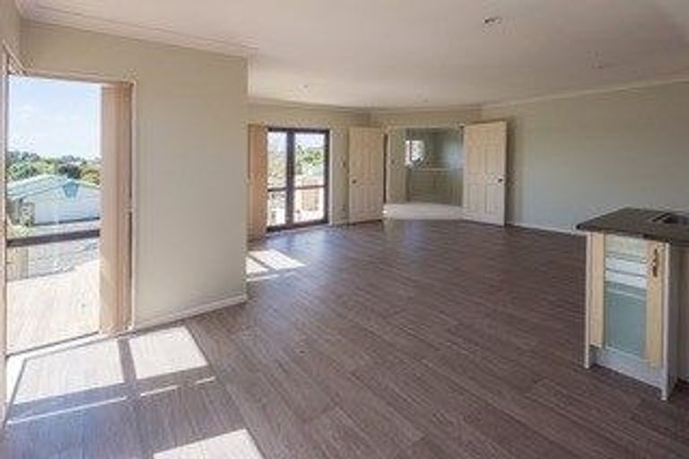 Photo of property in 6 Cinnabar Place, Westgate, Auckland, 0614