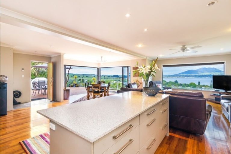 Photo of property in 33 Shera Street, Acacia Bay, Taupo, 3330