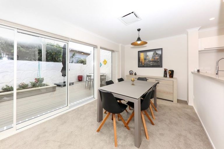 Photo of property in 2/19 Seaview Avenue, Northcote, Auckland, 0627