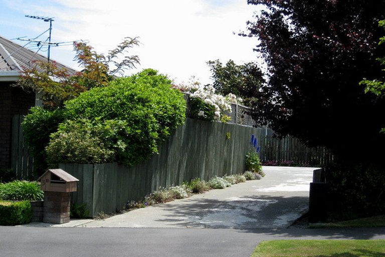 Photo of property in 2/3 Claverley Gardens, Avonhead, Christchurch, 8042