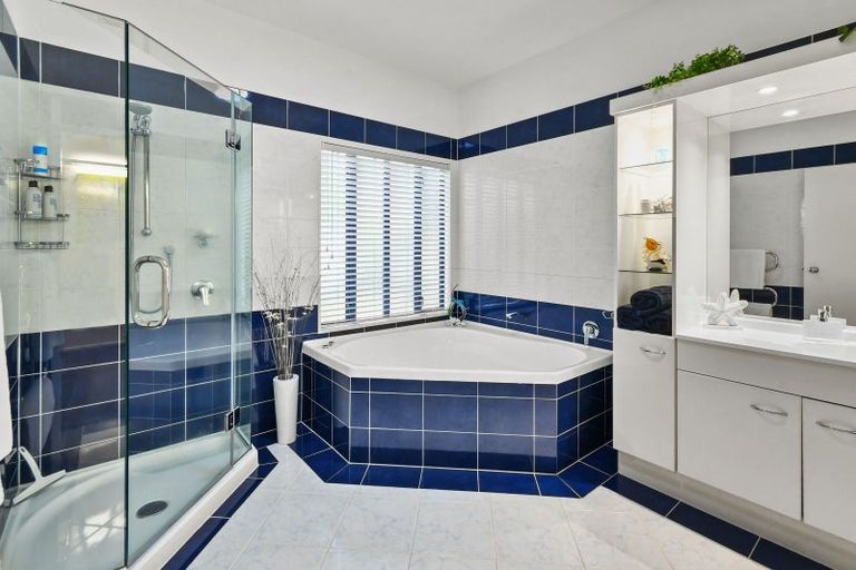 Photo of property in 6 Ribbonwood Crescent, Goodwood Heights, Auckland, 2105