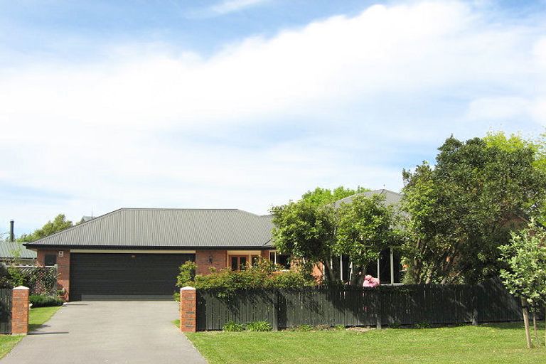 Photo of property in 2 Harrod Place, Rangiora, 7400