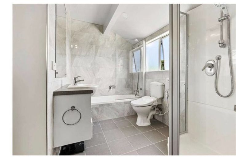 Photo of property in 2/46a Blakeborough Drive, Forrest Hill, Auckland, 0620