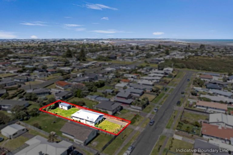 Photo of property in 18 Aotea Street, Castlecliff, Whanganui, 4501