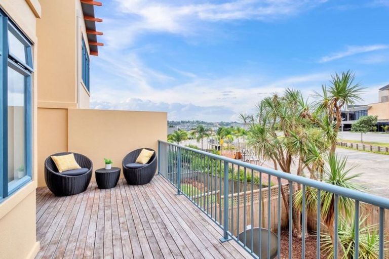 Photo of property in 2/12 Pannill Place, Oteha, Auckland, 0632