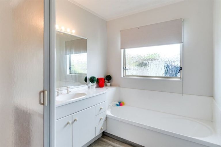 Photo of property in 5 Wilton Row, Taradale, Napier, 4112