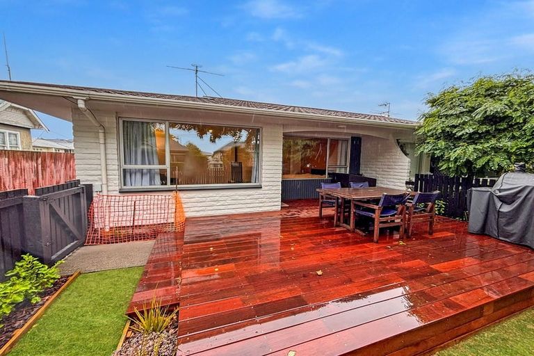 Photo of property in 2/16 Oxley Avenue, St Albans, Christchurch, 8014