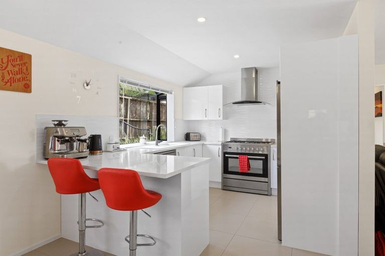 Photo of property in 2/64 Langana Avenue, Browns Bay, Auckland, 0630